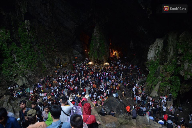 Người dân chen chân hứng nước thánh ở động Hương Tích trong ngày khai hội chùa Hương Người dân chen chân hứng nước thánh ở động Hương Tích trong ngày khai hội chùa Hương